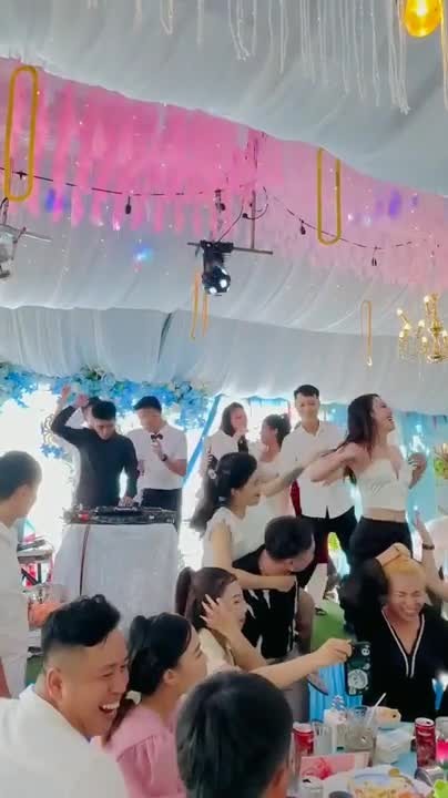 Gái xinh nhảy đám cưới