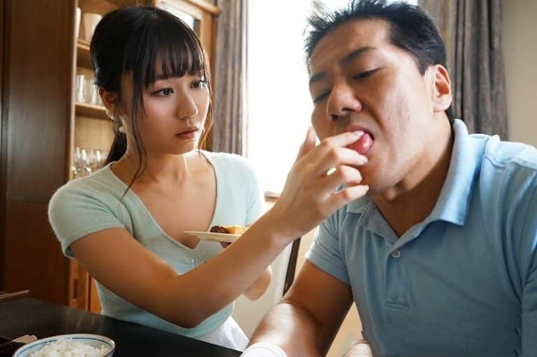 Giúp đỡ sếp chồng, vợ say tình anh sếp may mắn